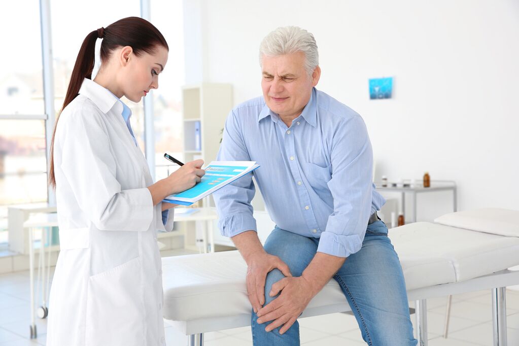 Un médico prescribe a un paciente o tratamento para a artrose da articulación do xeonllo